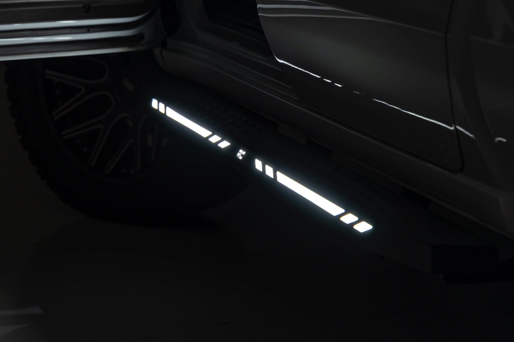 AC2 Running Boards | Amber/White | Crew Cab | Chevy/GMC 1500/2500HD/3500HD (19-26)